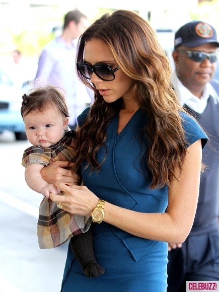Hai mẹ con Harper và Victoria Beckham cực sành điệu ở sân bay Los Angeles ảnh 5 Hai mẹ con Harper và Victoria Beckham cực sành điệu ở sân bay Los Angeles ảnh 5