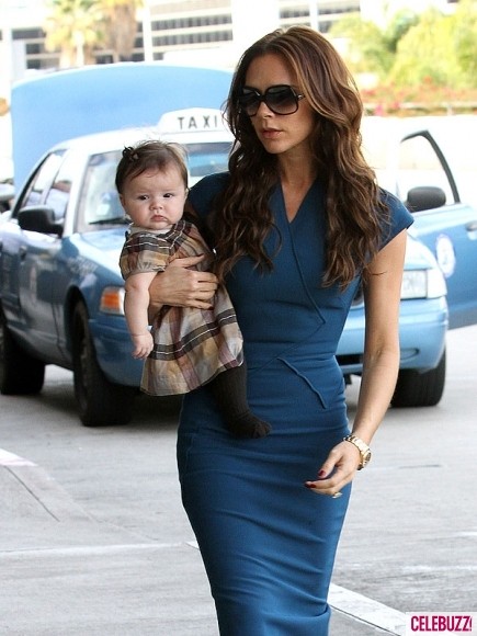Hai mẹ con Harper và Victoria Beckham cực sành điệu ở sân bay Los Angeles ảnh 6 Hai mẹ con Harper và Victoria Beckham cực sành điệu ở sân bay Los Angeles ảnh 6