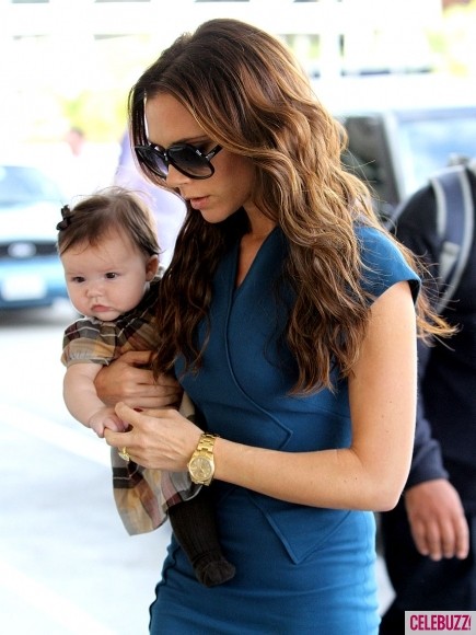 Hai mẹ con Harper và Victoria Beckham cực sành điệu ở sân bay Los Angeles ảnh 7 Hai mẹ con Harper và Victoria Beckham cực sành điệu ở sân bay Los Angeles ảnh 7