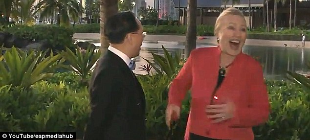 Bà Hilary Clinton bật cười trước... chàng trai khỏa thân ảnh 3 Bà Hilary Clinton bật cười trước... chàng trai khỏa thân ảnh 3