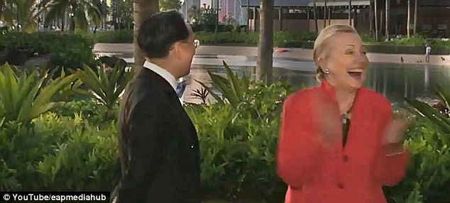 Bà Hilary Clinton bật cười trước... chàng trai khỏa thân ảnh 4 Bà Hilary Clinton bật cười trước... chàng trai khỏa thân ảnh 4