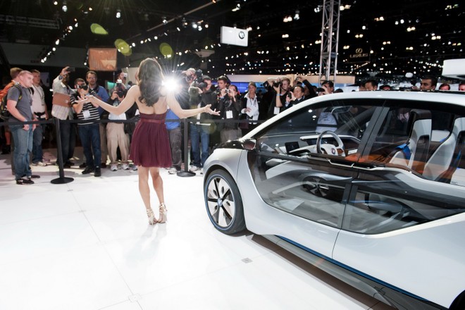Cặp đôi BMW i3 và i8 trình diễn ấn tượng cùng người đẹp Mission Impossible 4 ảnh 10 Cặp đôi BMW i3 và i8 trình diễn ấn tượng cùng người đẹp Mission Impossible 4 ảnh 10