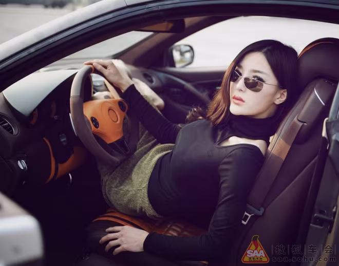 Mỹ nữ châu Á "lả lướt" bên siêu xe Carlsson C25 ảnh 1 Mỹ nữ châu Á "lả lướt" bên siêu xe Carlsson C25 ảnh 1