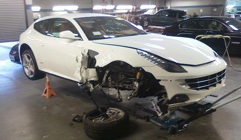 Ferrari FF "lên vỉa", "xuyên vườn" rồi "leo thẳng" lên cầu thang ảnh 1 Ferrari FF "lên vỉa", "xuyên vườn" rồi "leo thẳng" lên cầu thang ảnh 1