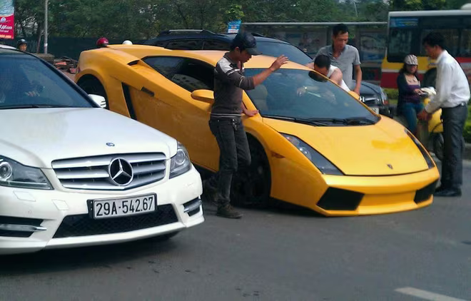 Siêu xe xuất hiện ở những nơi "lạ" tại Việt Nam ảnh 12 Siêu xe xuất hiện ở những nơi "lạ" tại Việt Nam ảnh 12