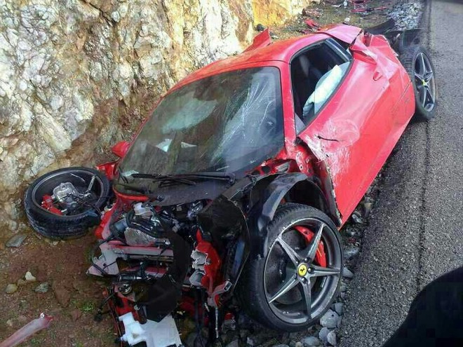 Siêu xe Ferrari 458 Spider "nát vụn" khi đâm vào vách đá ảnh 1 Siêu xe Ferrari 458 Spider "nát vụn" khi đâm vào vách đá ảnh 1