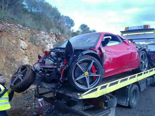 Siêu xe Ferrari 458 Spider "nát vụn" khi đâm vào vách đá ảnh 2 Siêu xe Ferrari 458 Spider "nát vụn" khi đâm vào vách đá ảnh 2