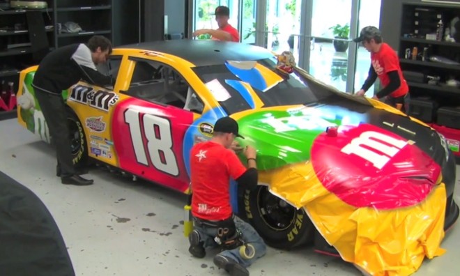 Xe đua "bọc kẹo" M&M sặc sỡ sắc màu tại giải NASCAR ảnh 1 Xe đua "bọc kẹo" M&M sặc sỡ sắc màu tại giải NASCAR ảnh 1