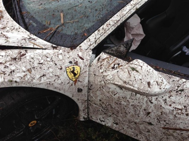 "Ngựa chiến" Ferrari 458 Italia gặp nạn, nát bươm trên đất Mỹ ảnh 2 "Ngựa chiến" Ferrari 458 Italia gặp nạn, nát bươm trên đất Mỹ ảnh 2