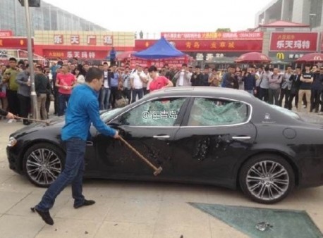 Đại gia thuê người đập nát siêu xe Maserati 8.8 tỉ đồng ảnh 4 Đại gia thuê người đập nát siêu xe Maserati 8.8 tỉ đồng ảnh 4