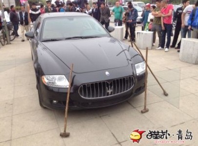 Đại gia thuê người đập nát siêu xe Maserati 8.8 tỉ đồng ảnh 2 Đại gia thuê người đập nát siêu xe Maserati 8.8 tỉ đồng ảnh 2