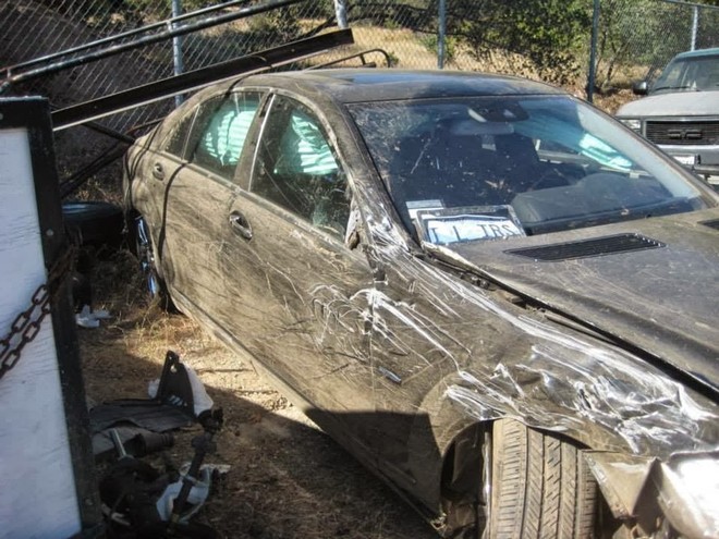 Mercedes lao vực cả trăm mét, tài xế may mắn thoát nạn ảnh 3 Mercedes lao vực cả trăm mét, tài xế may mắn thoát nạn ảnh 3
