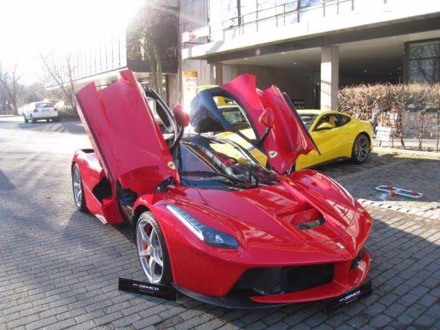 Chiếc LaFerrari đầu tiên được bán với giá hơn 3 triệu USD ảnh 2