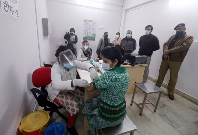 Nhân viên y tế tuyến đầu, cảnh sát, binh sĩ quân đội sẽ là các đối tượng ưu tiên nhận vaccine. Tiếp theo sau đó sẽ những người trên 50 tuổi hoặc có đã có bệnh nền.