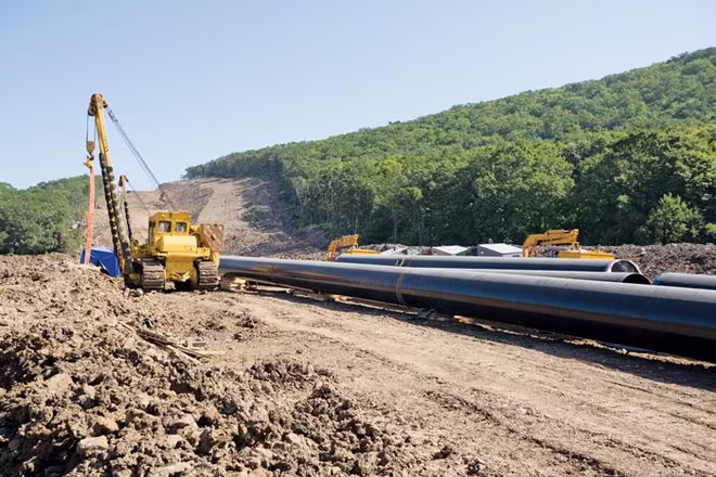 Trong 4 năm cầm quyền, ông Donald Trump đã rút lại khoảng 100 quy định về khí hậu và môi trường khi theo đuổi chính sách "thống trị năng lượng", qua đó tối đa hóa sản lượng sản xuất dầu, khí đốt và than đá. Trong 4 năm cầm quyền, ông Donald Trump đã rút lại khoảng 100 quy định về khí hậu và môi trường khi theo đuổi chính sách "thống trị năng lượng", qua đó tối đa hóa sản lượng sản xuất dầu, khí đốt và than đá.