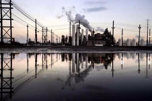 Theo ông Kerry, chính quyền Washington, các thị trưởng và những lãnh đạo địa phương sẽ phải thuyết phục người dân Mỹ rằng, kiềm chế tình trạng biến đổi khí hậu "sẽ là bước chuyển mình về kinh tế vĩ đại nhất trong lịch sử toàn cầu". Theo ông Kerry, chính quyền Washington, các thị trưởng và những lãnh đạo địa phương sẽ phải thuyết phục người dân Mỹ rằng, kiềm chế tình trạng biến đổi khí hậu "sẽ là bước chuyển mình về kinh tế vĩ đại nhất trong lịch sử toàn cầu".