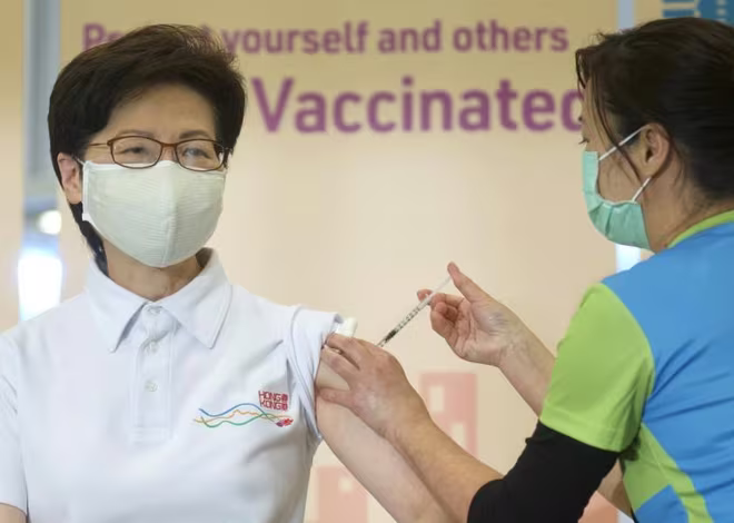 Bà Carrie Lam tiêm vaccine của Sinovac trên truyền hình trực tiếp Bà Carrie Lam tiêm vaccine của Sinovac trên truyền hình trực tiếp