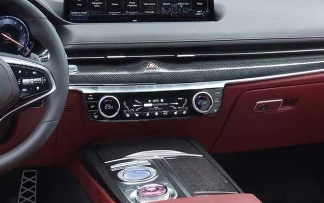 Công nghệ an toàn trên Genesis G80 Sport 2022 có nhiều điểm đáng chú ý như hệ thống hỗ trợ chuyển làn thuận tiện, hệ thống nhận dạng biển báo giao thông thông minh hơn, trong khi tính năng định vị thực tế tăng cường đã được cải thiện.