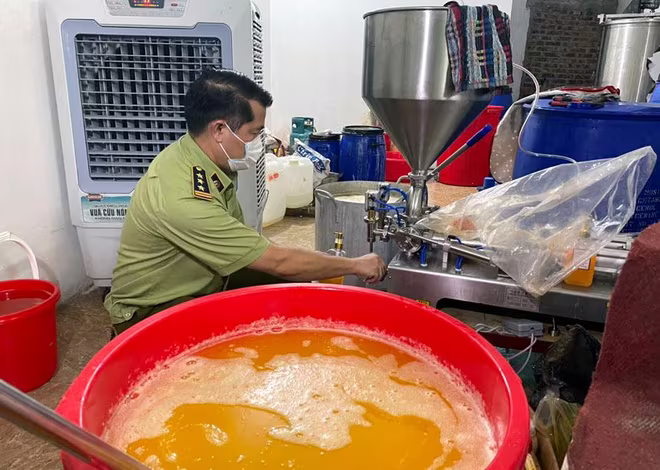 Các sản phẩm mỹ phẩm, nước hoa được pha chế thủ công tại cơ sở bằng rất nhiều loại hoá chất trôi nổi khác nhau và được đựng trong các xô, chậu.