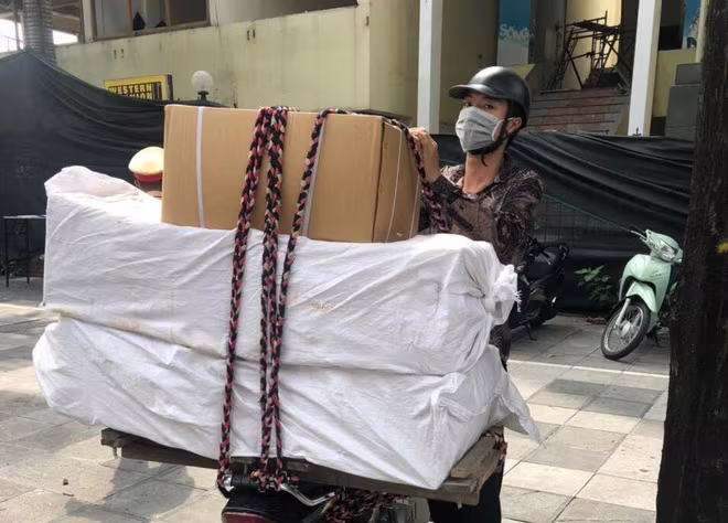 Nam thanh niên chở 50.000 que lấy dịch hầu họng dùng để xét nghiệm Covid-19, không có giấy tờ chứng minh nguồn gốc xuất xứ