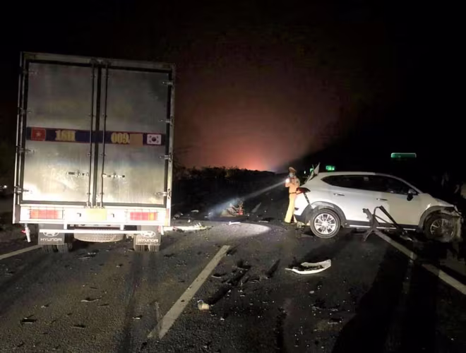 Hiện trường vụ tai nạn giữa xe ô tô với người đang đứng tại đường cao tốc Pháp Vân - Cầu Giẽ thuộc địa bàn huyện Phú Xuyên Hiện trường vụ tai nạn giữa xe ô tô với người đang đứng tại đường cao tốc Pháp Vân - Cầu Giẽ thuộc địa bàn huyện Phú Xuyên