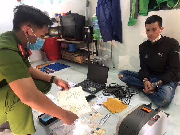 Công an khám xét một địa điểm sản xuất giấy phép lái xe giả