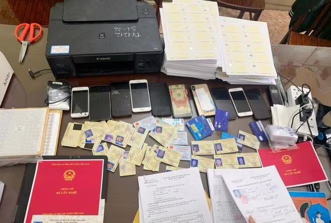 Tang vật của một vụ án làm giả giấy tờ quy mô lớn