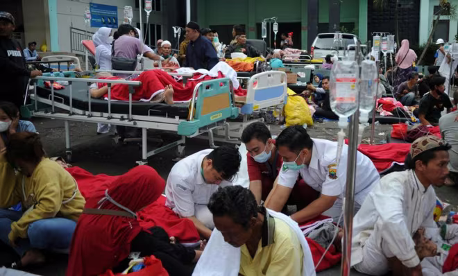 Nhân viên y tế chăm sóc cho người bị thương sau trận động đất ở Tây Java, Indonesia, hôm 21/11. Ảnh: Reuters Nhân viên y tế chăm sóc cho người bị thương sau trận động đất ở Tây Java, Indonesia, hôm 21/11. Ảnh: Reuters