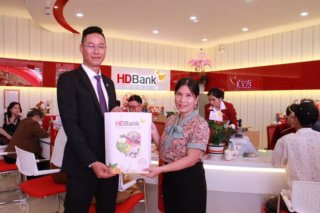 Nhân dịp khai trương trụ sở mới, HDBank Đắk Bla dành tặng những khách hàng địa phương tới giao dịch nhiều phần quà hấp dẫn, thiết thực. Nhân dịp khai trương trụ sở mới, HDBank Đắk Bla dành tặng những khách hàng địa phương tới giao dịch nhiều phần quà hấp dẫn, thiết thực.