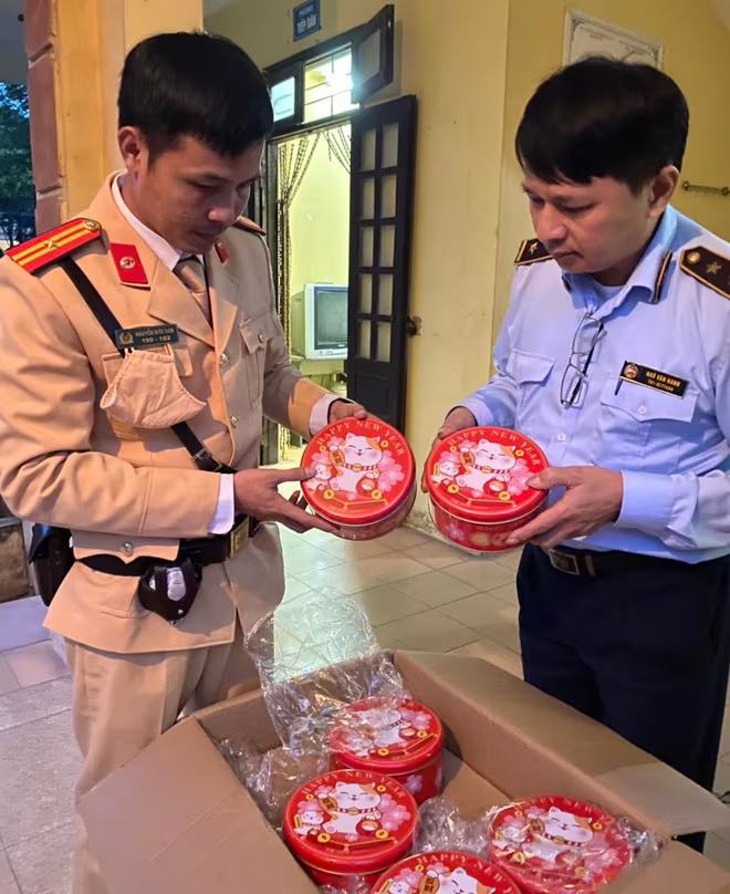 Thiếu tá Nguyễn Đức Sơn phối hợp cùng Đội Quản lý thị trường sô 20 kiểm tra hàng hóa nghi được nhập lậu Thiếu tá Nguyễn Đức Sơn phối hợp cùng Đội Quản lý thị trường sô 20 kiểm tra hàng hóa nghi được nhập lậu