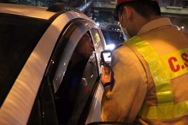 Cảnh sát 141 kiểm tra vi phạm nồng độ cồn Cảnh sát 141 kiểm tra vi phạm nồng độ cồn