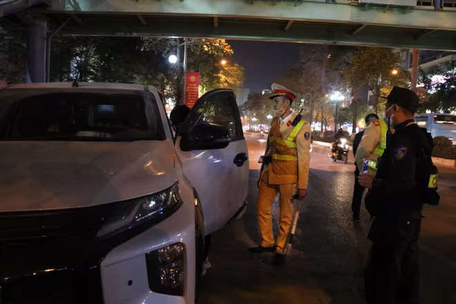 Toàn lực lượng Cảnh sát giao thông Thủ đô nói chung, các tổ công tác 141 nói riêng đã và sẽ tăng cường lực lượng, xử lý triệt để và không có vùng cấm tình trạng người điều khiển phương tiện mà trong hơi thở có nồng độ cồn. Toàn lực lượng Cảnh sát giao thông Thủ đô nói chung, các tổ công tác 141 nói riêng đã và sẽ tăng cường lực lượng, xử lý triệt để và không có vùng cấm tình trạng người điều khiển phương tiện mà trong hơi thở có nồng độ cồn.