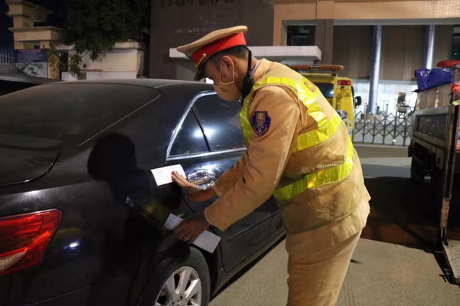 Nhiều lái xe vi phạm nồng độ cồn bị tạm giữ xe. Nhiều lái xe vi phạm nồng độ cồn bị tạm giữ xe.