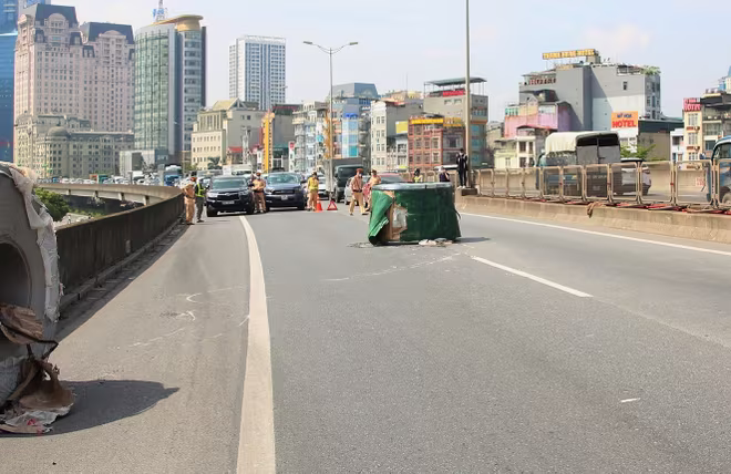 Cuộn thép rơi xuống đường Vành đai 3 ngày 9/8/2022.