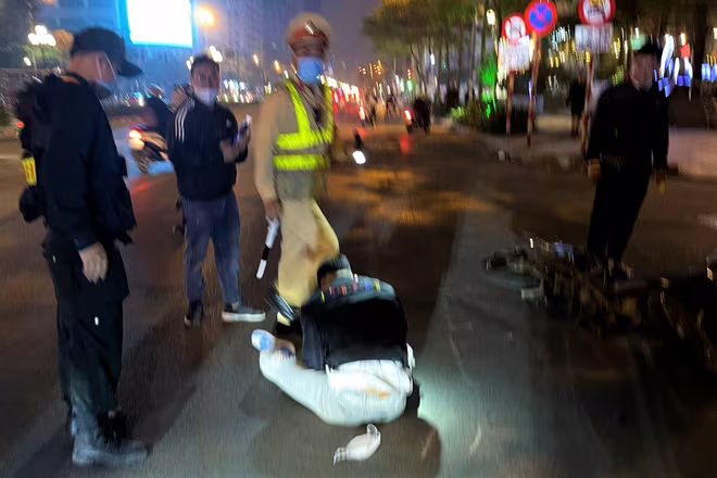 Nam thanh niên bị ngã ra đường sau cú va chạm (Ảnh: Trần Thanh) Nam thanh niên bị ngã ra đường sau cú va chạm (Ảnh: Trần Thanh)