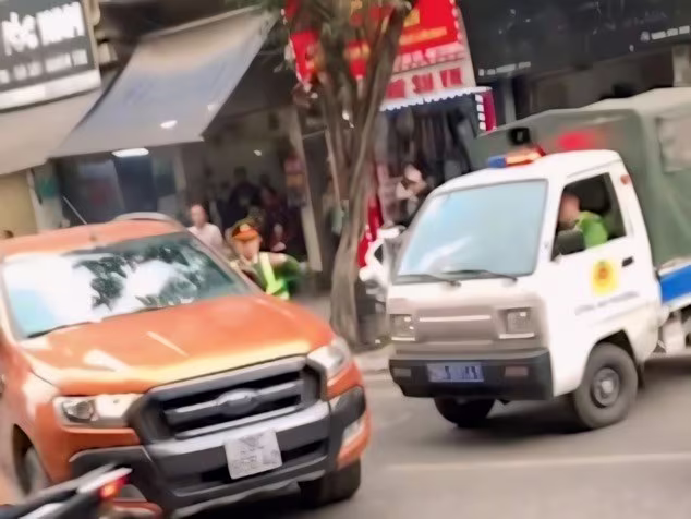 Khi bị Cảnh sát dừng xe kiếm tra, lái xe bán tải màu cam đã bất ngờ rồ ga bỏ chạy. Khi bị Cảnh sát dừng xe kiếm tra, lái xe bán tải màu cam đã bất ngờ rồ ga bỏ chạy.