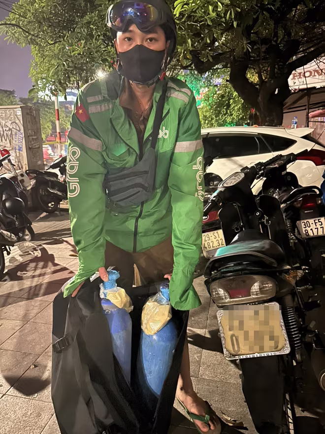 Tổ công tác Y11/141 phát hiện đối tượng chở theo 2 bình &quot;khí cười&quot;.