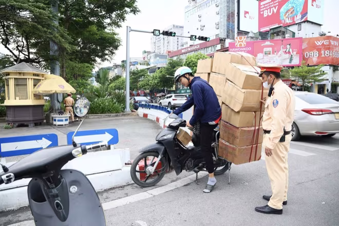 CSGT xử lý trường hợp chở hàng vượt quá giới hạn quy định tại Ô Chợ Dừa ngày 9/7. CSGT xử lý trường hợp chở hàng vượt quá giới hạn quy định tại Ô Chợ Dừa ngày 9/7.