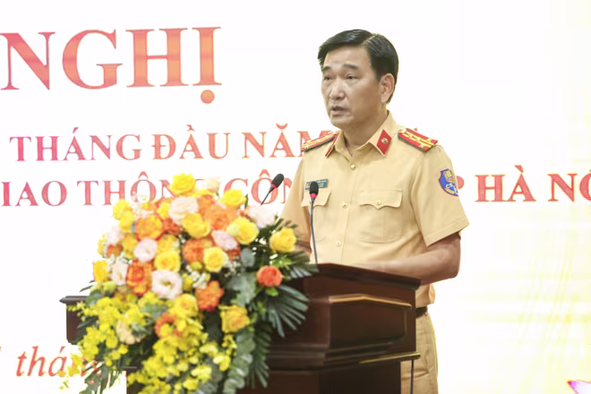 Đại tá Trần Đình Nghĩa - Trưởng phòng Cảnh sát giao thông phát biểu tại hội nghị