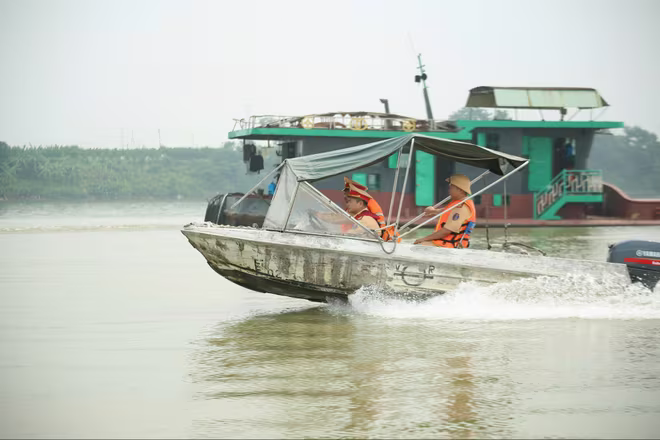 Lực lượng cảnh sát đường thủy Hà Nội bắt giữ 17 vụ, 61 đối tượng, 25 phương tiện thủy có hành vi khai thác cát trái phép