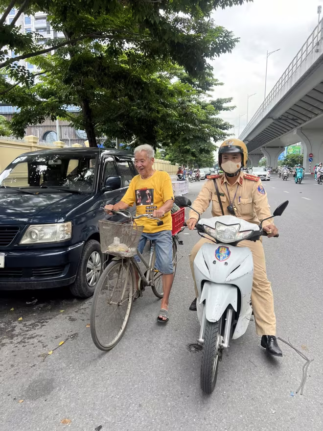 Đại úy An Đức Phi đã tận tình đưa cụ ông về nhà an toàn