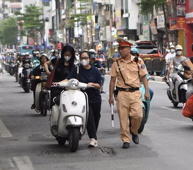 10 tổ công tác đặc biệt đấu tranh có hiệu quả với các loại tội phạm hoạt động trên tuyến giao thông. 10 tổ công tác đặc biệt đấu tranh có hiệu quả với các loại tội phạm hoạt động trên tuyến giao thông.