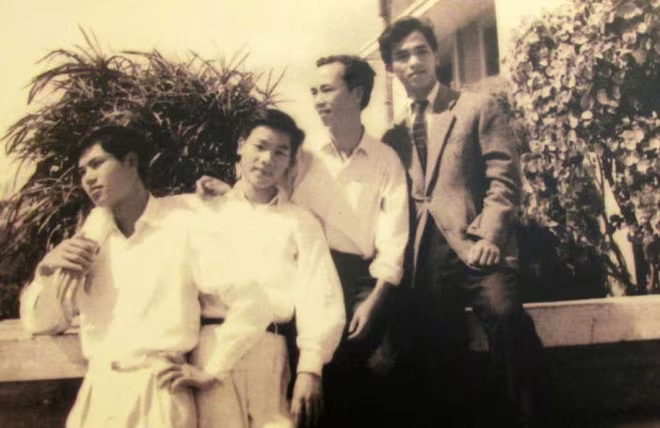 Tổng Bí thư Nguyễn Phú Trọng (đứng thứ hai từ trái sang) là cựu sinh viên Khoa Ngữ văn, khóa 8, trường Đại học Tổng hợp Hà Nội, chụp tháng 2/1965 ở ký túc xá Mễ Trì, Hà Nội. Ảnh: Phòng truyền thống ĐH Quốc gia Hà Nội. Tổng Bí thư Nguyễn Phú Trọng (đứng thứ hai từ trái sang) là cựu sinh viên Khoa Ngữ văn, khóa 8, trường Đại học Tổng hợp Hà Nội, chụp tháng 2/1965 ở ký túc xá Mễ Trì, Hà Nội. Ảnh: Phòng truyền thống ĐH Quốc gia Hà Nội.