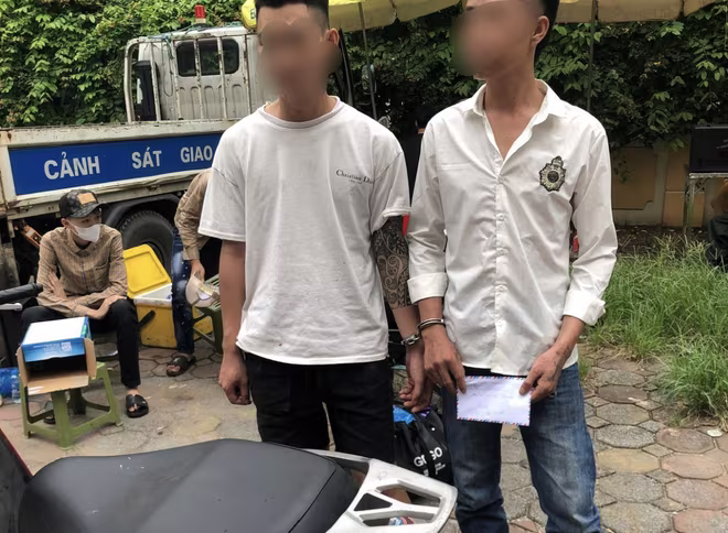 Đối tượng Đ.T.H và đối tượng ngồi sau B.G.N Đối tượng Đ.T.H và đối tượng ngồi sau B.G.N