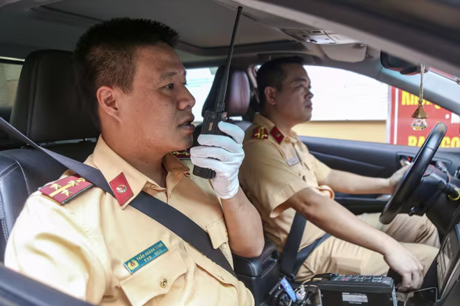 Đại úy Trần Khánh Tùng (Phòng CSGT Công an TP Hà Nội) cùng đồng đội có mặt tại Bệnh viện Đa khoa Xanh Pôn sẵn sàng làm nhiệm vụ đặc biệt. Đại úy Trần Khánh Tùng (Phòng CSGT Công an TP Hà Nội) cùng đồng đội có mặt tại Bệnh viện Đa khoa Xanh Pôn sẵn sàng làm nhiệm vụ đặc biệt.