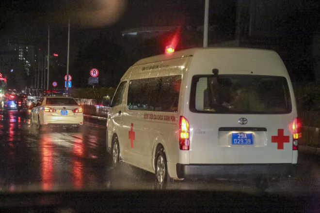 Đoàn xe di chuyển nhanh trong mưa lớn ra sân bay Nội Bài. Đoàn xe di chuyển nhanh trong mưa lớn ra sân bay Nội Bài.