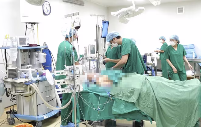 Các bác sĩ Bệnh viện Đa khoa Xanh Pôn thực hiện nhiệm vụ lấy tạng của người hiến tạng. Các bác sĩ Bệnh viện Đa khoa Xanh Pôn thực hiện nhiệm vụ lấy tạng của người hiến tạng.