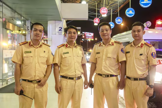 Đến 20h40, với tinh thần quyết tâm cao nhất, cán bộ, chiến sĩ Phòng Cảnh sát giao thông đã hoàn thành nhiệm vụ. Đến 20h40, với tinh thần quyết tâm cao nhất, cán bộ, chiến sĩ Phòng Cảnh sát giao thông đã hoàn thành nhiệm vụ.