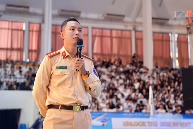 Đội CSGT số 6 tổ chức tuyên truyền tại Trường Quốc tế - ĐH QGHN Đội CSGT số 6 tổ chức tuyên truyền tại Trường Quốc tế - ĐH QGHN