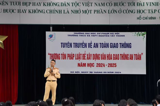 Đội CSGT số 6 tuyên truyền tại trường THCS và THPT Nguyễn Tất Thành.